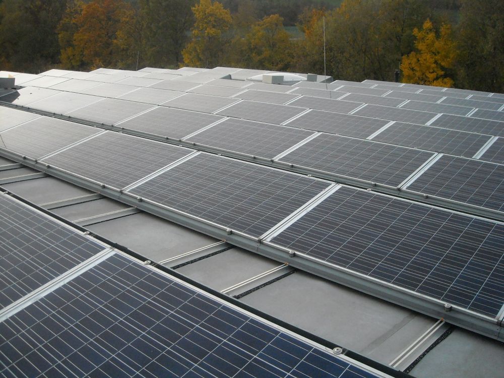 Gebäudedach mit Solaranlage